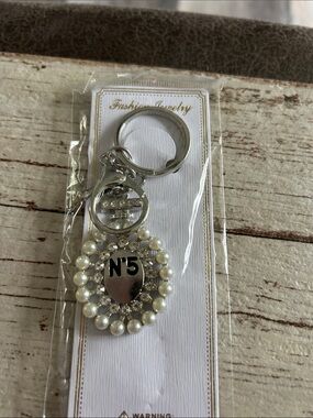 5/)25 N°5 Pearl and Crystal Keychain - Silver